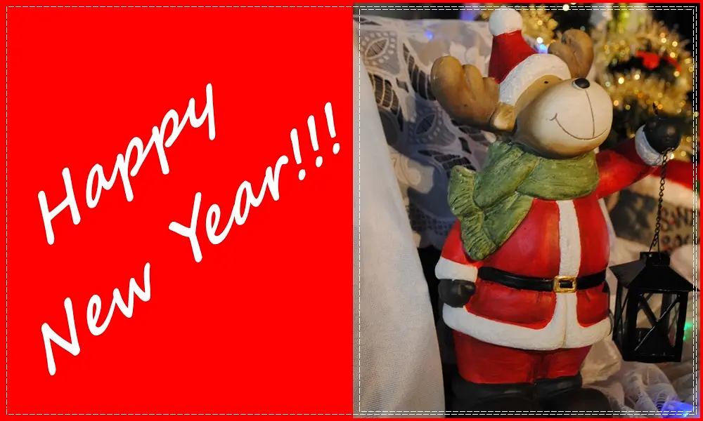 na czerwonym tle po prawej stronie napis Happy New Year!!!, po lewej zdjęcie łosia w mikołajkowym stroju z latarnia, maskotki występów uczniów klas 1-3