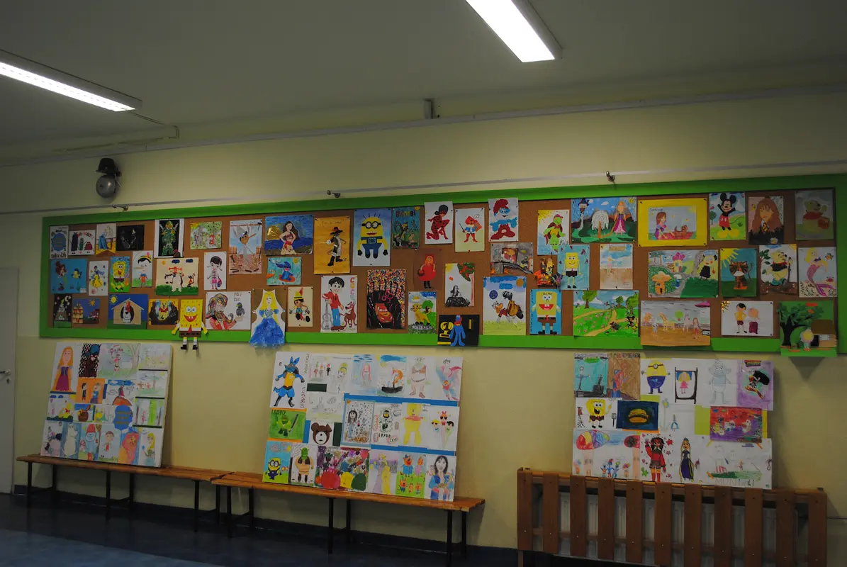 Wystawa prac konkursowych „Ulubiony bohater bajkowy” wykonanych przez uczniów klas 1-3