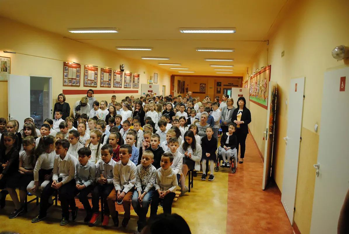 Uczniowie szkoły i przedszkolaki obecni na uroczystości