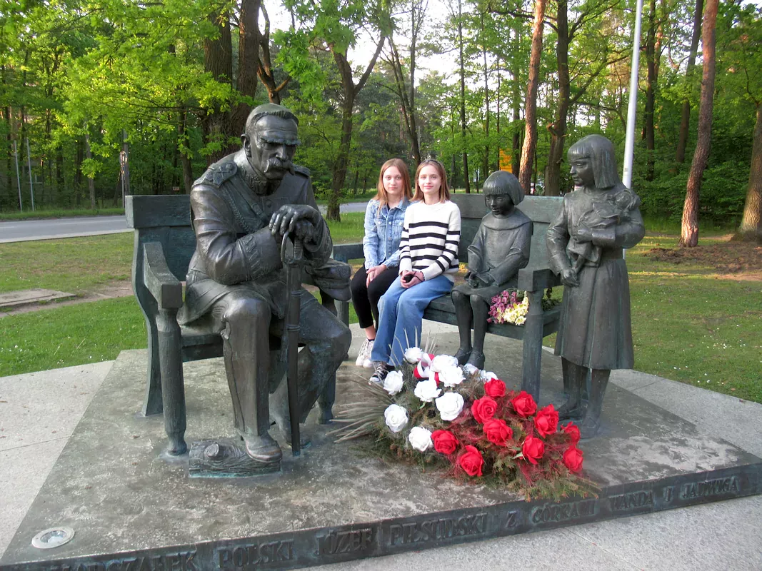 Maja i Natalia przy ławeczce Józefa Piłsudskiego w Sulejówku