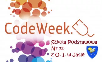 Logo CodeWeek z napisem Szkoła Podstawowa nr 12 z O.I w Jaśle wraz z logo szkoły na niebieskim tle tarczy szkolnej książka, pióro i słońce oraz napis SP12