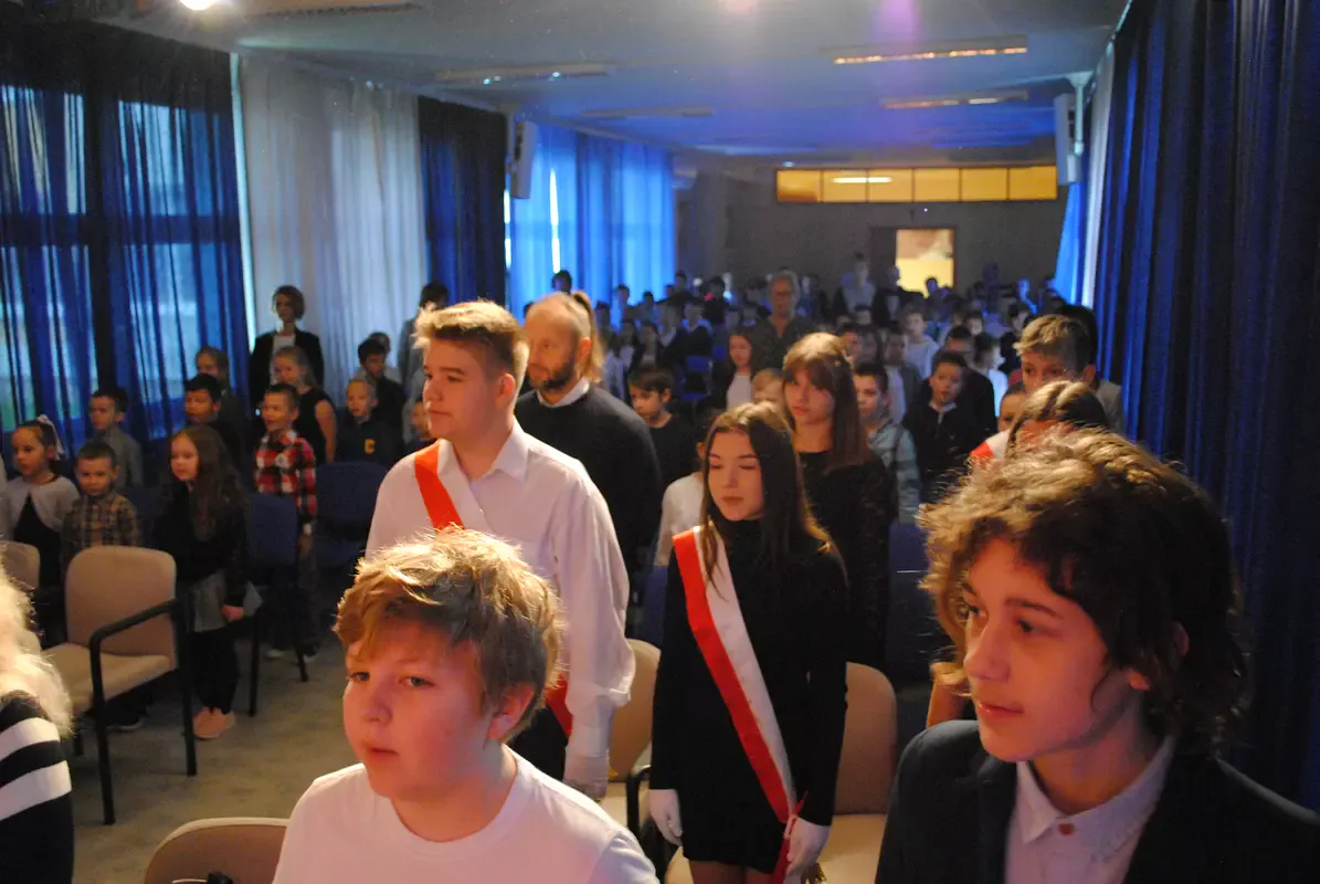 #SzkołaDoHymnu - uczniowie zgromadzeni w auli szkolnej odśpiewują hymn Polski