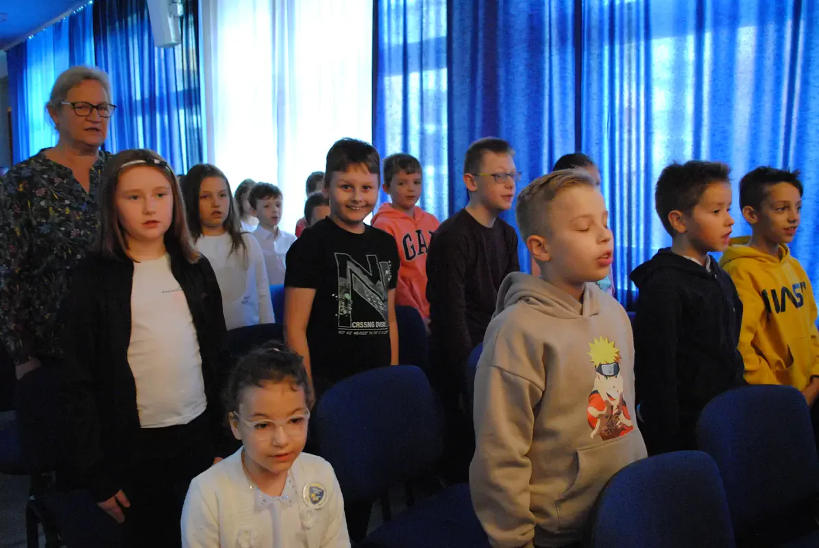 #SzkołaDoHymnu - uczniowie zgromadzeni w auli szkolnej odśpiewują hymn Polski