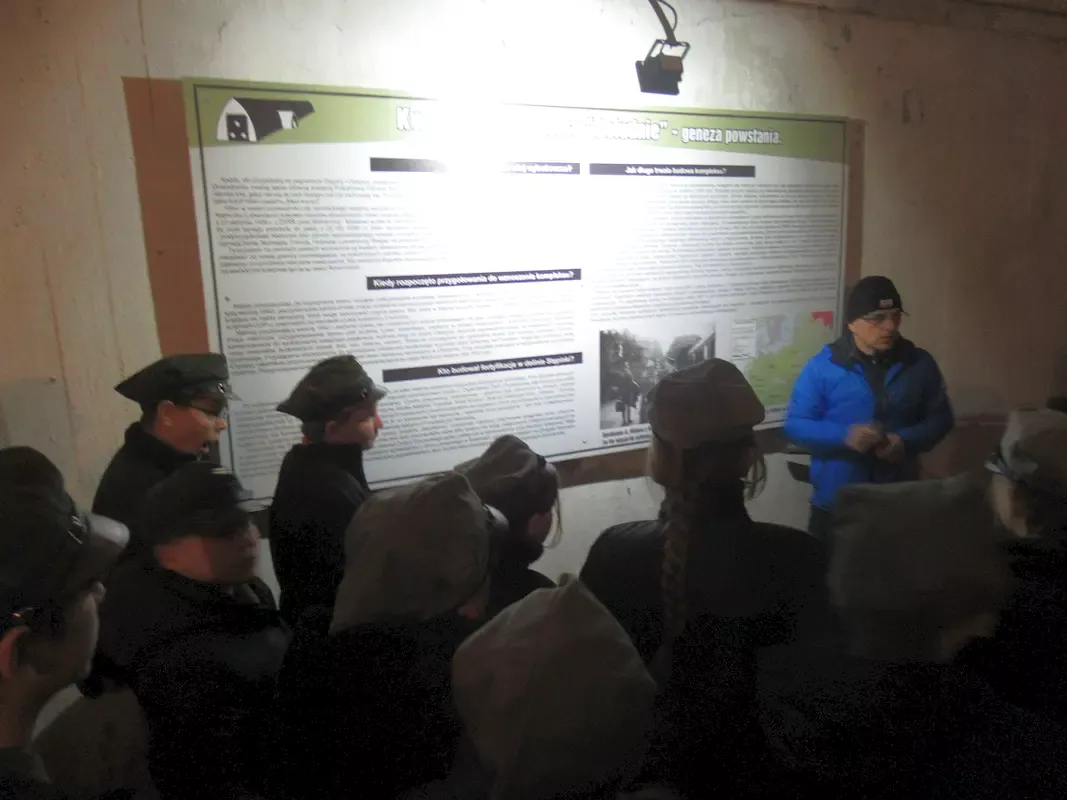 Nasi harcerze słuchają opowieści przewodnika w schronie w Stępinie (fot. W. Hap)