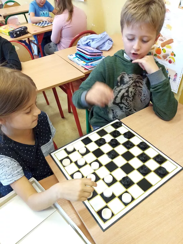 Turniej warcabowy w klasie 2d - gra Julka i Karol