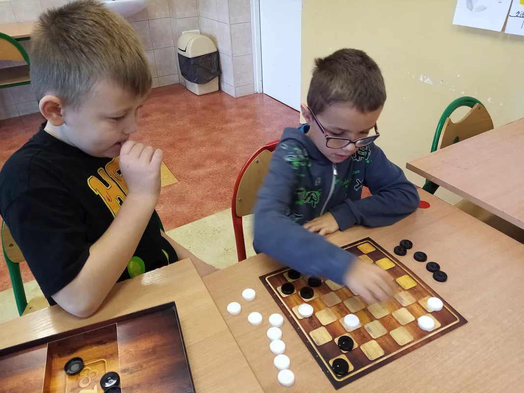 Turniej warcabowy w klasie 2d - gra Mateusz i Kajtek