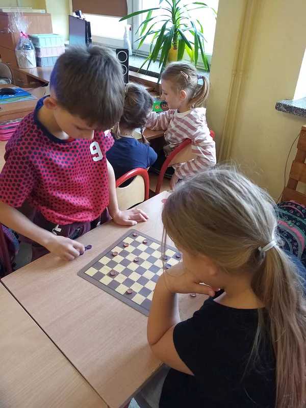 Turniej warcabowy w klasie 2d - gra Hubert i Milena