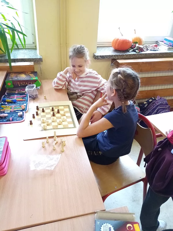 Turniej warcabowy w klasie 2d - gra Zosia i Nikola