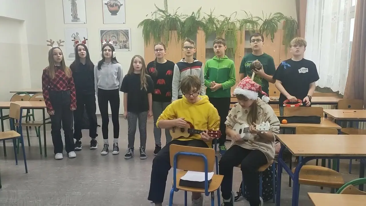 uczniowie klas VI śpiewają kolędę