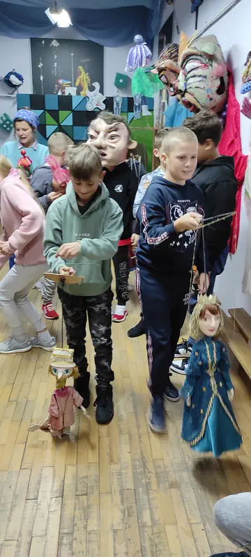 uczniowie podczas lekcji teatralnej animują lalki i wcielają się w różnych bohaterów