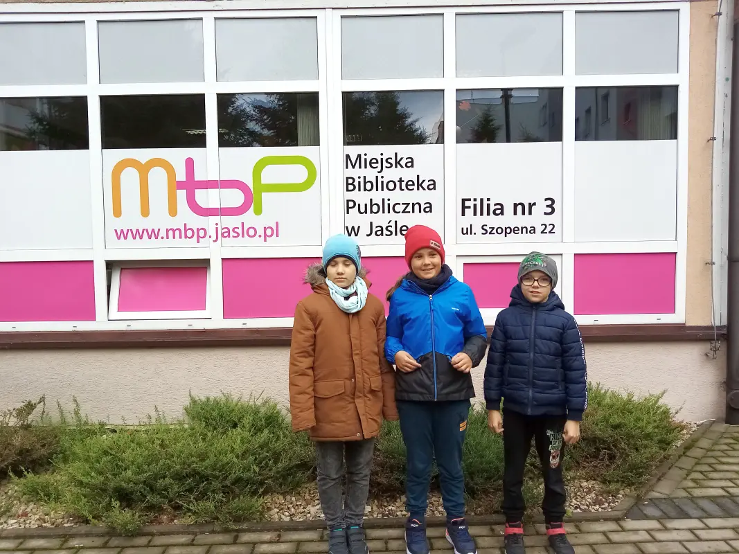 Aleksandra, Mateusz i Oliwier przed Miejską Biblioteką Publiczną