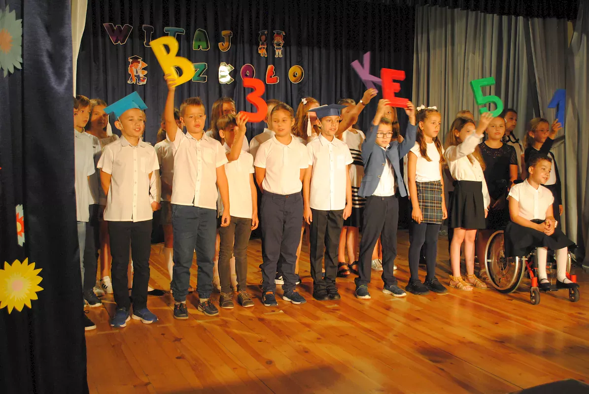 Uczniowie śpiewają „Piosenkę na dobry początek”