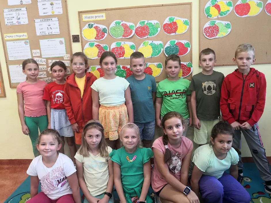 Klasa 3 aI ubrana w jabłkowe kolory