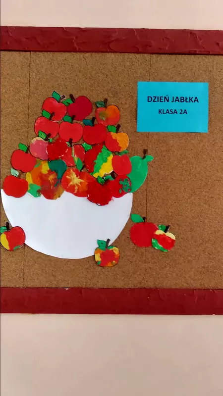 Wystawa kolorowych jabłek wykonanych przez kl. 2 aI