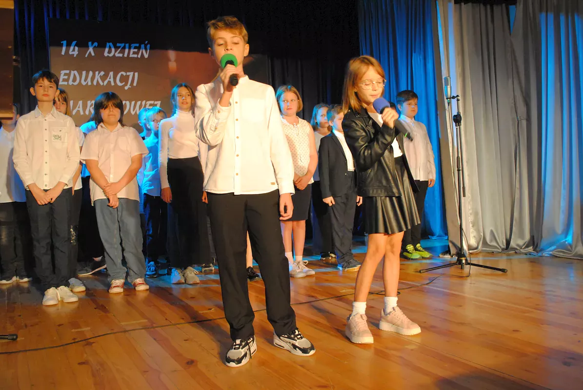 uczniowie śpiewający piosenki i recytujący wiersze dla nauczycieli