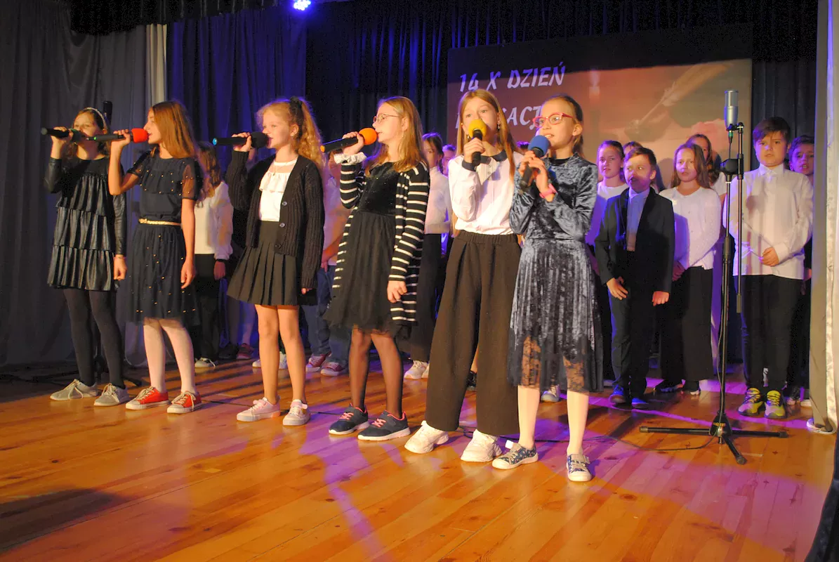 uczniowie śpiewający piosenki i recytujący wiersze dla nauczycieli
