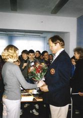 Jerzy Majcherczyk przyjmuje kwiaty od młodzieży