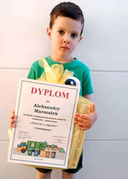 Aleksander Marszałek z grupy Zajączki, z nagrodą za udział w konkursie techniczno- plastycznym Zabawka z odpadów