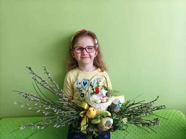 Katarzyna Cich z grupy Tygryski z pracą na Konkurs na najpiękniejszy Stroik Świąteczny