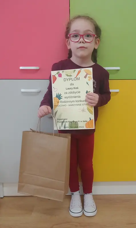 Laura Koś, z grupy Pszczółki, wyróżniona w Rodzinnym konkursie Owocowo-warzywne stworki