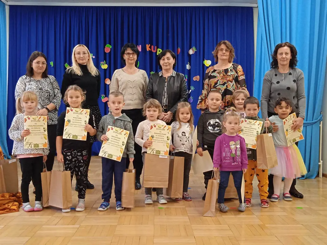 Nagrodzone i wyróżnione przedszkolaki w Rodzinnym konkursie Owocowo-warzywne stworki wraz z Dyrekcją i organizatorkami konkursu