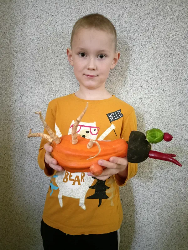 Błażej Ochałek, z grupy Pszczółki, z pracą na Rodzinny konkurs „Owocowo – warzywne stworki”