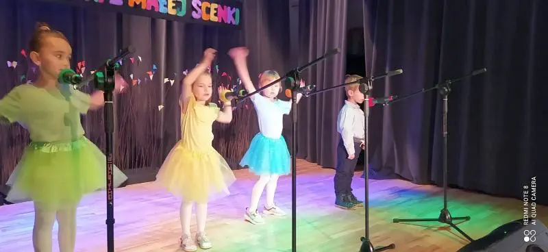 Czworo dzieci śpiewających na scenie podczas XXVII Festiwalu Śpiewających Przedszkolaków – EKO PIOSENKI z małej scenki
