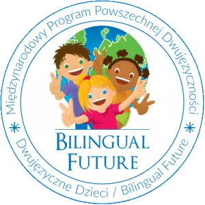 uśmiechnięte dzieci na tle kuli ziemskiej i napis Międzynarodowy Program Powszechnej Dwujęzyczności „Dwujęzyczne Dzieci/Bilingual Future”