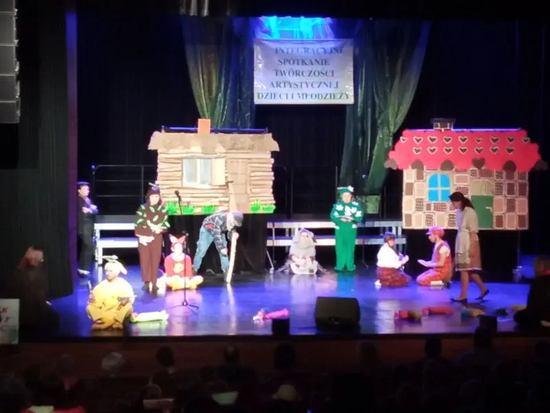 Scena JDK- aktorzy teatrzyku „Jeżowy Kolec” prezentują bajkę „Jaś i Małgosia”