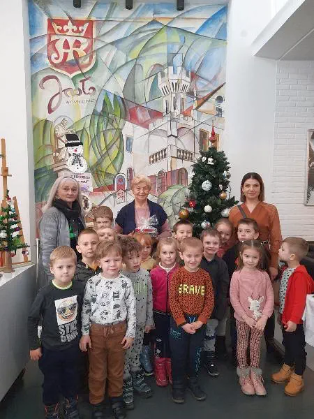 Dzieci z grupy Słoneczka z autorką rękodzieła artystycznego i nauczycielkami