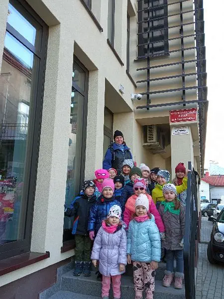 Dzieci z grupy Misie przed budynkiem muzeum