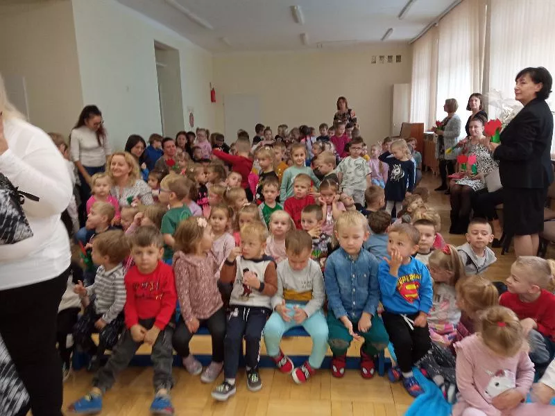 Siedzące dzieci - wszystkie grupy przedszkolne zgromadzone w małej auli