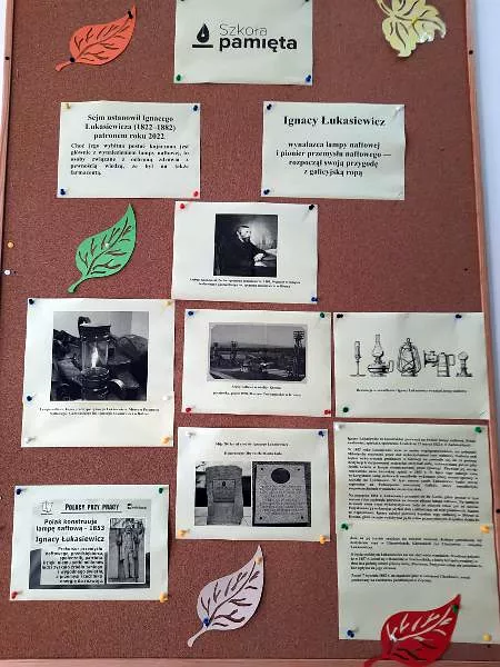Tablica w holu budynku B poświęcona lokalnemu bohaterowi- Ignacemu Łukasiewiczowi