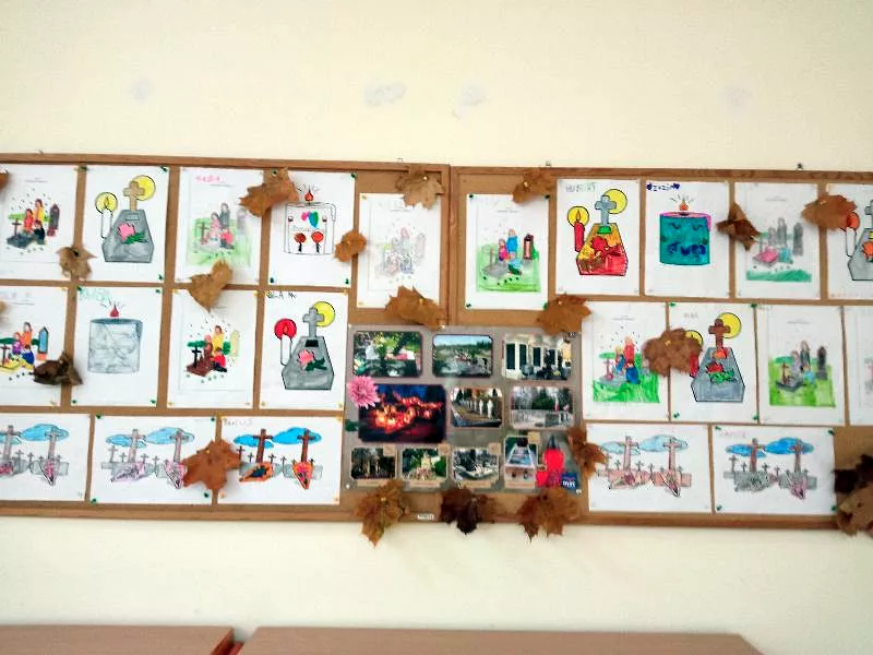 Tablica z ilustracjami lokalnych miejsc pamięci i pracami dzieci, przy sali Żabek