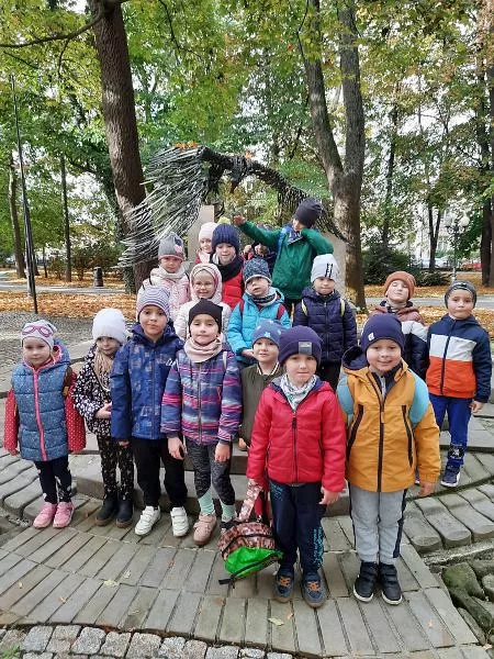 Grupa dzieci- Słoneczka przy Grobie Nieznanego Żołnierza w jasielskim parku miejskim