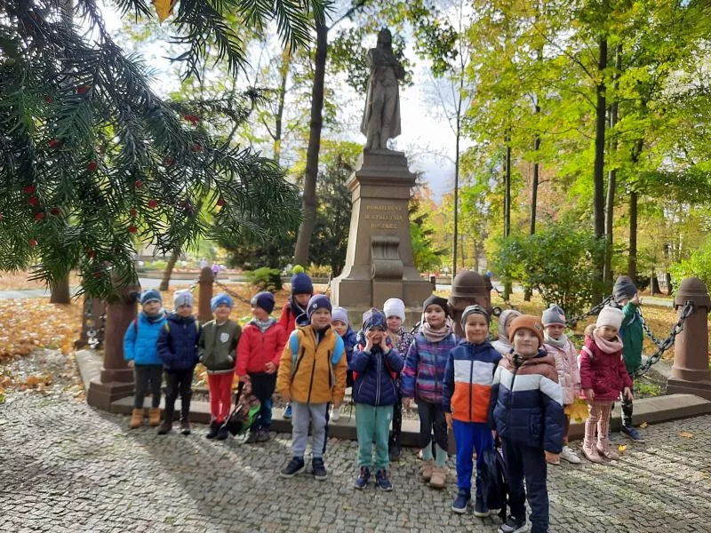 Grupa dzieci -Słoneczka przy Pomniku Naczelnika Tadeusza Kościuszki w jasielskim parku miejskim