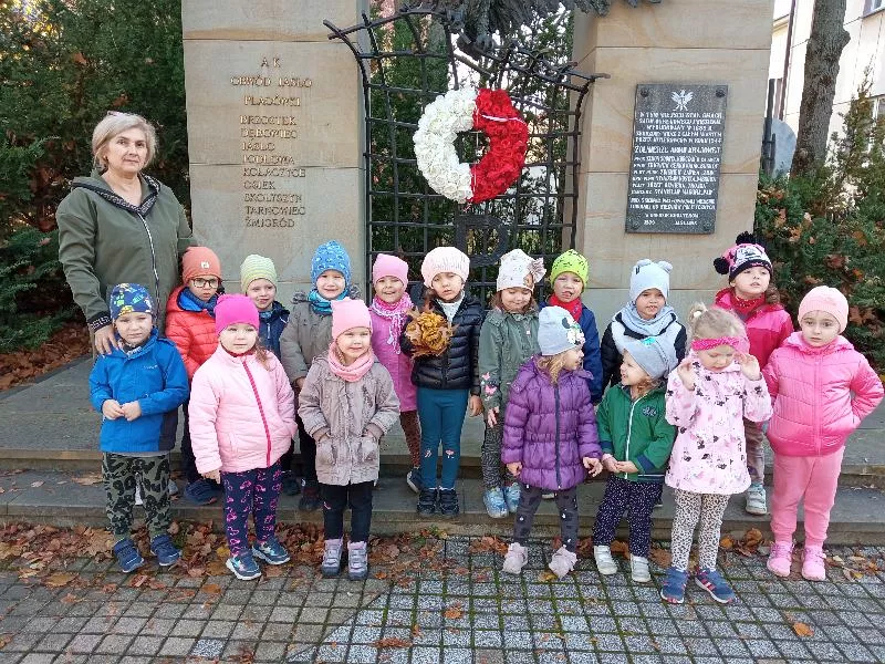 Grupa Misie z nauczycielką przy Pomniku w hołdzie żołnierzom AK na ul. Staszica 3
