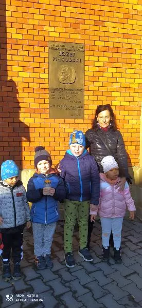 Grupa Biedronki z nauczycielką pod Tablicą Marszałka Piłsudskiego znajdującą się na zewnątrz kościoła św. Stanisława w Jaśle