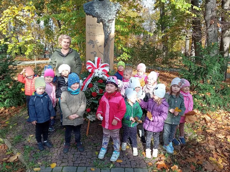 Grupa Misie z nauczycielką przy Pomniku Adama Loreta -zamordowanego przez NKWD