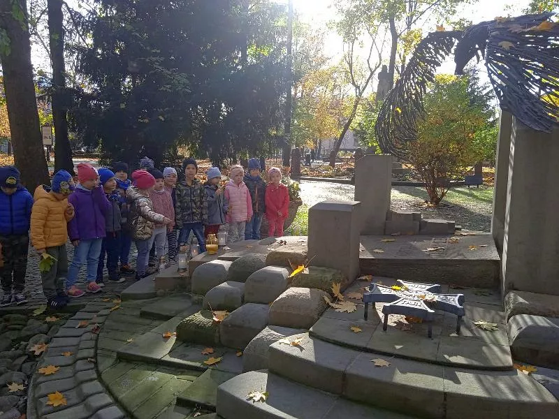 Grupa Tygryski przy Grobie Nieznanego Żołnierza w jasielskim parku miejskim