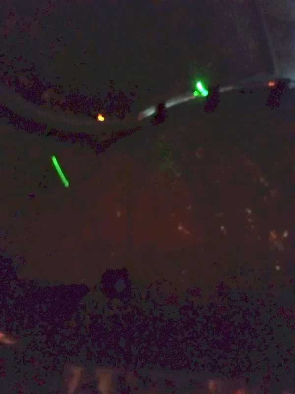 Oglądamy pokaz światła laserowego na gwieździstym „niebie kopuły”