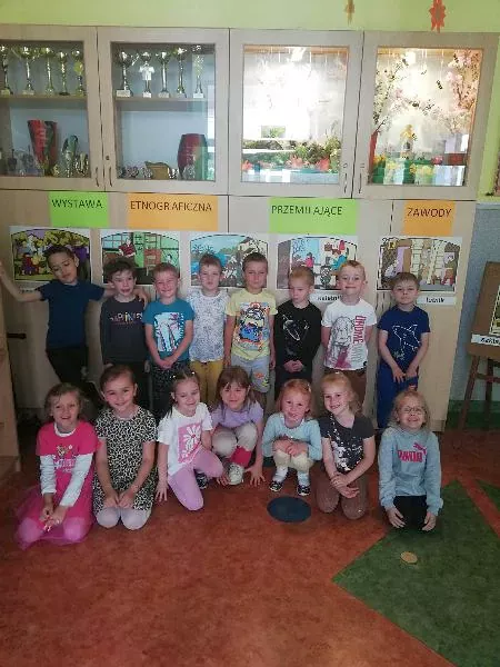 Dzieci z grupy Słoneczka po zwiedzaniu wystawy