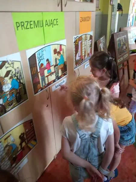 Dzieci z grupy Pszczółki podczas zwiedzania wystawy