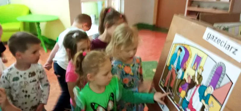 Dzieci z grupy Misie podczas zwiedzania wystawy