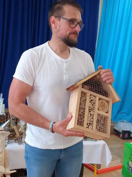 p. Hubert prezentuje „hotel dla pszczół”