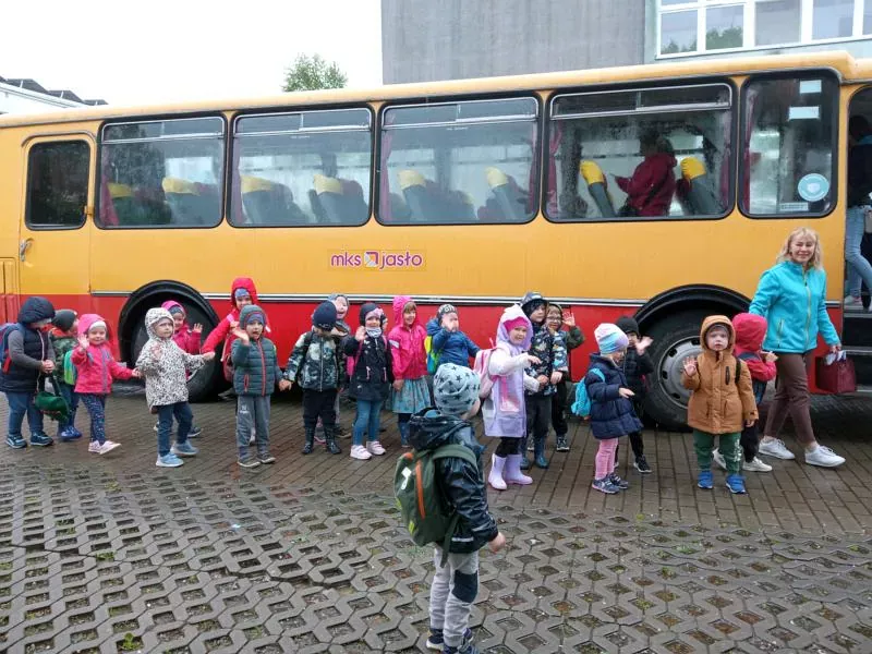 Dzieci z grupy Zajączki przed autobusem