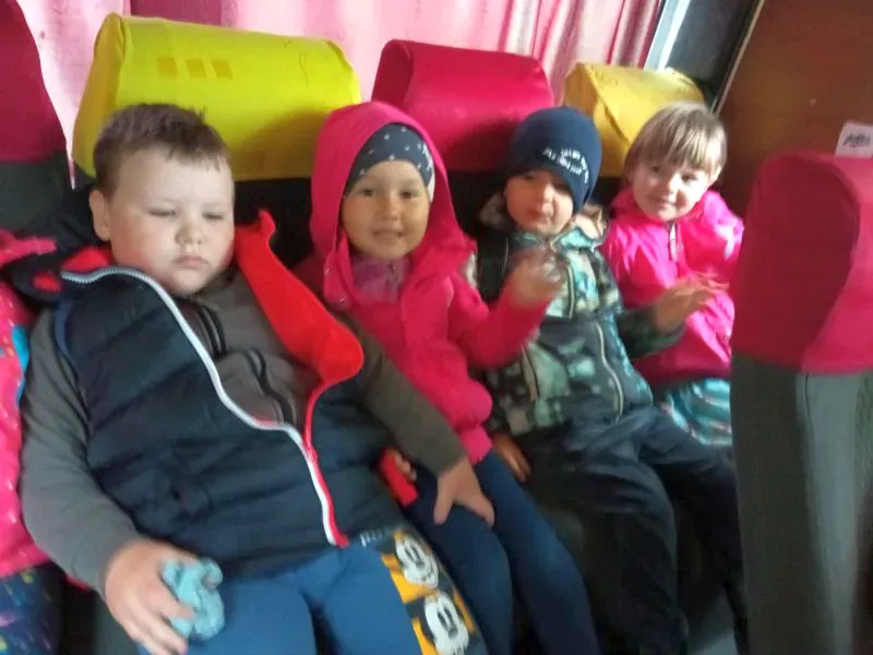 Dzieci podczas jazdy autobusem
