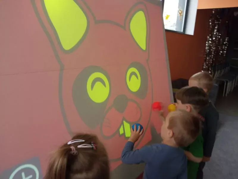 Dzieci przy tablicy interaktywnej
