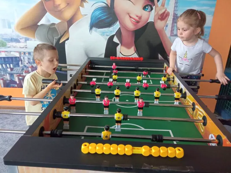 Dzieci podczas gry - Piłkarzyki