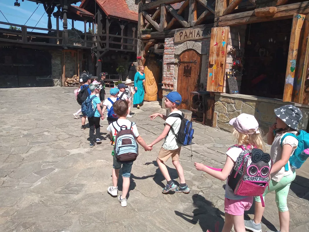Dzieci z grupy Pszczółki zwiedzają przedmieścia zamku